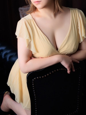 明るい笑顔と親しみやすい雰囲気が魅力的なグラマー美魔女